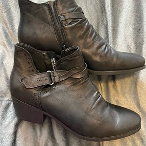 Brand New BareTraps Black Bianca Ankle Boots w/zipper